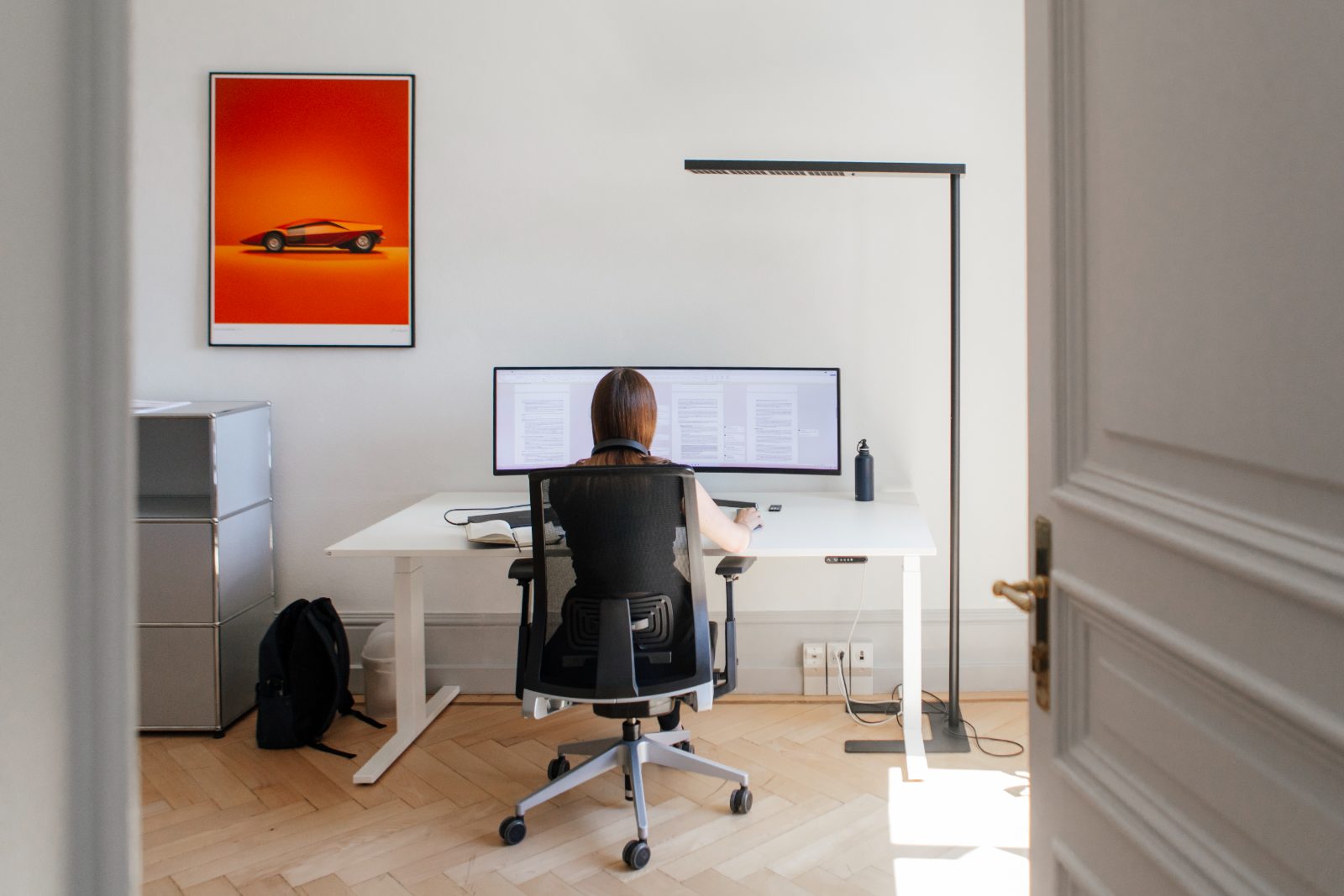 Eluceeder concentré à son poste de travail