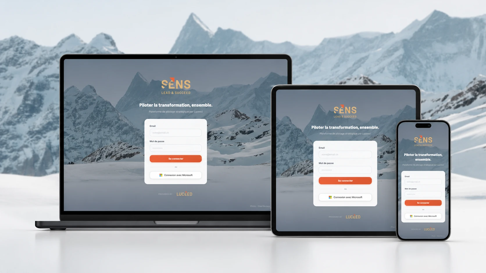 La plateforme SENS de Luceed affichée sur ordinateur portable, tablette et smartphone, écran de connexion sur fond de paysage alpin